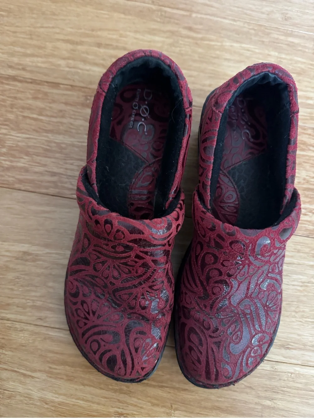 boc Women's Red Patterned Slip-On Platform Clogs